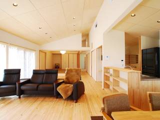 村主の家, SSD建築士事務所株式会社 SSD建築士事務所株式会社 Living room Solid Wood Multicolored