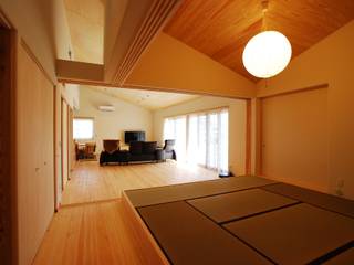 村主の家, SSD建築士事務所株式会社 SSD建築士事務所株式会社 Modern living room Solid Wood Multicolored