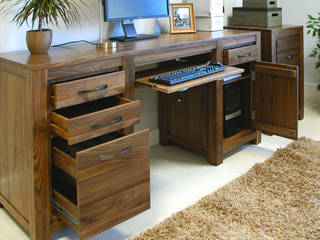 Stunning solid walnut twin pedestal desk The Wooden Furniture Store ห้องทำงาน/อ่านหนังสือ ไม้ Wood effect โต๊ะทำงาน