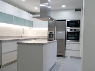 NUEVO LOOK DE COCINA REMODELADA CON ALTA TECNOLOGÍA EN SISTEMAS - BLUM ( AUSTRIA), 3 DECO 3 DECO Minimalistische Küchen Holz-Kunststoff-Verbund Weiß
