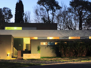 CASA RBL - Estudio FERNANDEZ+MEGO, Estudio Fernández+Mego Estudio Fernández+Mego 房子