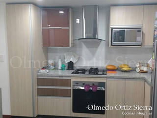 Cocina Integral Beige y Gris, Cocinas Integrales Olmedo Ortiz Sierra Cocinas Integrales Olmedo Ortiz Sierra Nhà bếp phong cách hiện đại Ván