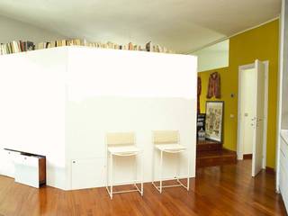 MONOLOCALE FENG SHUI, ROBERTA DANISI architetto ROBERTA DANISI architetto Modern living room Wood White