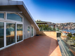 Bebek Çatı Katı, İndeko İç Mimari ve Tasarım İndeko İç Mimari ve Tasarım Classic style balcony, veranda & terrace