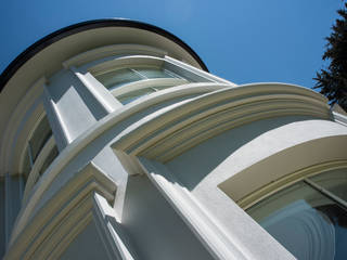 Modern classical villa with curved bay and elliptical staircase, Des Ewing Residential Architects Des Ewing Residential Architects Portas e janelas clássicas