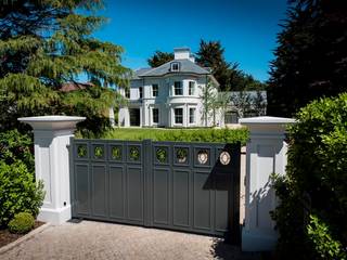 Modern classical villa with curved bay and elliptical staircase, Des Ewing Residential Architects Des Ewing Residential Architects Будинки