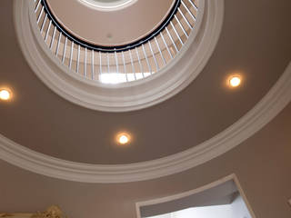 Circular atrium lit from above forms central circulation space to this Italian inspired mansion, Des Ewing Residential Architects Des Ewing Residential Architects Koridor & Tangga Klasik