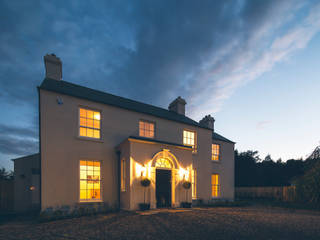 Modest simple classical family home, Des Ewing Residential Architects Des Ewing Residential Architects Будинки