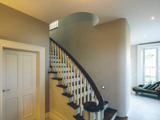 Modest simple classical family home, Des Ewing Residential Architects Des Ewing Residential Architects Classic style corridor, hallway and stairs