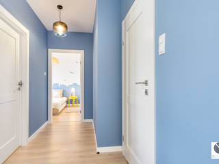 A może nad morze, DoMilimetra DoMilimetra Modern corridor, hallway & stairs Blue
