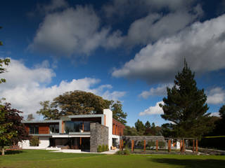 Garden house Set in lush 3 acre site within an Area of Townscape Character, Des Ewing Residential Architects Des Ewing Residential Architects Modern houses