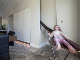 Modern fun house is children's favourite, Des Ewing Residential Architects Des Ewing Residential Architects Modern kitchen