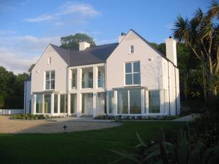 New England style coastal home with extensive sea-facing glazing and first floor covered balcony, Des Ewing Residential Architects Des Ewing Residential Architects Moderne huizen