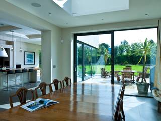 Extension with silicon-jointed glazing brings the outside in to this restored Victorian house, Des Ewing Residential Architects Des Ewing Residential Architects Moderne eetkamers