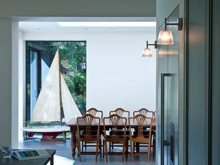 Extension with silicon-jointed glazing brings the outside in to this restored Victorian house, Des Ewing Residential Architects Des Ewing Residential Architects Moderne eetkamers