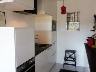 Un appartement gipsy/industriel en région parisienne, espaces & déco espaces & déco インダストリアルデザインの キッチン 白色