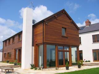 A modern take on the traditional farmstead form with a timber-clad 'barn' containing kitchen/living space, Des Ewing Residential Architects Des Ewing Residential Architects Будинки