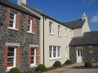 Newly built rendered cottage with basalt stone constructed wings and outbuildings around a cobbled granite courtyard, Des Ewing Residential Architects Des Ewing Residential Architects Casas campestres