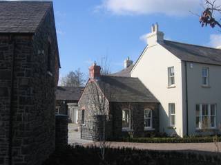 Newly built rendered cottage with basalt stone constructed wings and outbuildings around a cobbled granite courtyard, Des Ewing Residential Architects Des Ewing Residential Architects Casas campestres