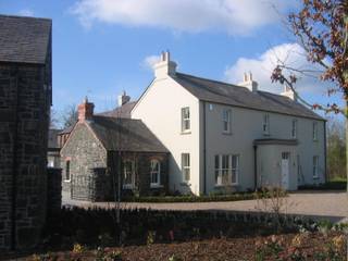 Newly built rendered cottage with basalt stone constructed wings and outbuildings around a cobbled granite courtyard, Des Ewing Residential Architects Des Ewing Residential Architects Casas campestres