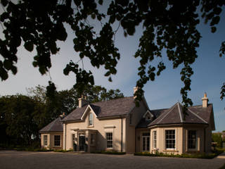 The mass of this restored country home is broken up by a series of linked volumes minimising its impact, Des Ewing Residential Architects Des Ewing Residential Architects Rumah Gaya Country