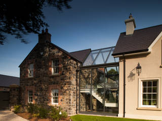 The mass of this restored country home is broken up by a series of linked volumes minimising its impact, Des Ewing Residential Architects Des Ewing Residential Architects Country style houses