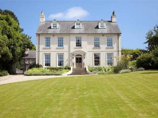 Classical Neo-Georgian country house with stone coach house, courtyard and tennis court, Des Ewing Residential Architects Des Ewing Residential Architects Classic style houses