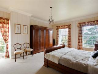 Classical Neo-Georgian country house with stone coach house, courtyard and tennis court, Des Ewing Residential Architects Des Ewing Residential Architects Classic style bedroom