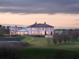 Lime render finish provides a soft natural tone to this new country house set on top of a drumlin, Des Ewing Residential Architects Des Ewing Residential Architects Classic style houses