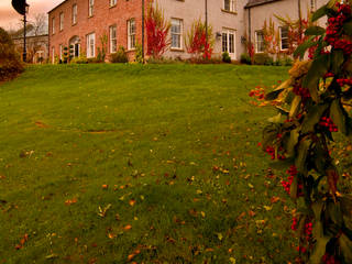 New build red brick country residence with appearance of ad hoc extension and wings which have developed over the years, Des Ewing Residential Architects Des Ewing Residential Architects Classic style houses