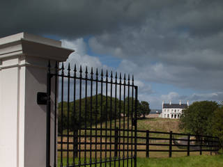 Replacement country manor with stables in extensive restored grounds, Des Ewing Residential Architects Des Ewing Residential Architects Casas clássicas