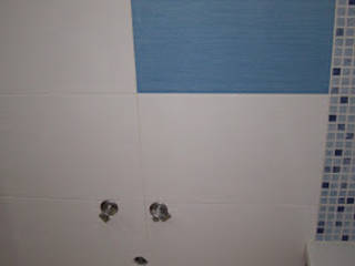 Remodelação de casa de banho com aproveitamento de loiças - Aroeira (Almada), Atádega Sociedade de Construções, Lda Atádega Sociedade de Construções, Lda Baños minimalistas Azulejos Blanco