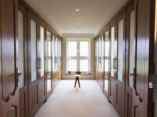 Dressing room - Fitted walnut wood cabinetry , Baker & Baker Baker & Baker Quartos modernos