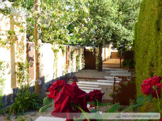 Jardín en patio en Olesa, Taller de Paisatge Taller de Paisatge Mediterranean style garden