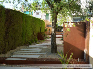Jardín en patio en Olesa, Taller de Paisatge Taller de Paisatge Modern Garden