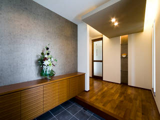 居心地の良いモダン住宅, Franka Franka Asian style corridor, hallway & stairs Solid Wood Brown