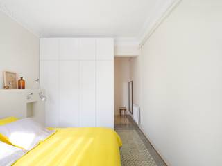 Reforma de vivienda en el Eixample. Barcelona, manrique planas arquitectes manrique planas arquitectes Mediterranean style bedroom