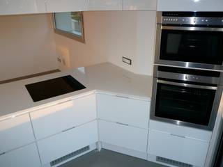 CUCINA BIANCO LUCIDO SU MISURA, Frigerio Paolo & C. Frigerio Paolo & C. Modern Kitchen White Storage