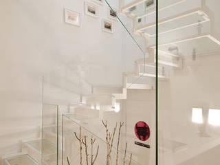 Scala casa privata, Ni.va. Srl Ni.va. Srl Modern corridor, hallway & stairs Glass White