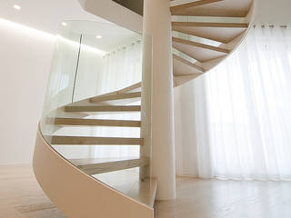 Scala a chiocciola realizzata da NIVA-line, Ni.va. Srl Ni.va. Srl Modern corridor, hallway & stairs Metal White