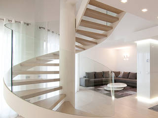 Scala a chiocciola realizzata da NIVA-line, Ni.va. Srl Ni.va. Srl Modern corridor, hallway & stairs Metal White