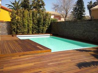 Piscina vestida de madera, Architect Hugo Castro - HC Estudio Arquitectura y Decoración Architect Hugo Castro - HC Estudio Arquitectura y Decoración 家庭用プール