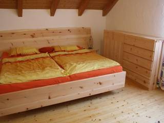 Schlafzimmer aus Zirbelkiefer, WOHNRAUM8 GmbH - Der Zirbenschreiner WOHNRAUM8 GmbH - Der Zirbenschreiner Classic style bedroom