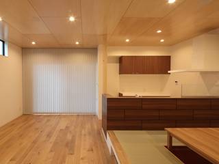 高州の家【HOUSE TAKASU】, Nieda Architects Nieda Architects モダンデザインの リビング 木 木目調