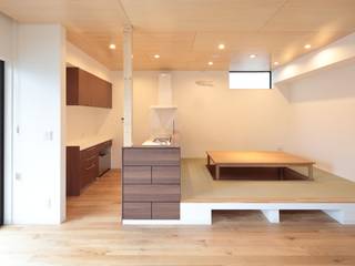 高州の家【HOUSE TAKASU】, Nieda Architects Nieda Architects モダンな キッチン 木 木目調