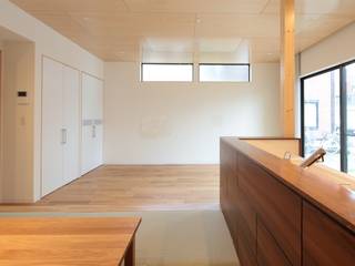 高州の家【HOUSE TAKASU】, Nieda Architects Nieda Architects モダンデザインの リビング 木 木目調