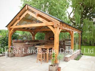 Outdoor Kitchen & Oak Building: a wonderful rustic outdoor brick kitchen and hot tub, Urban Landscape Design Ltd Urban Landscape Design Ltd Jardin rural