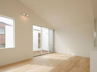 明るく閉じた家, 株式会社Ｆｉｔ建築設計事務所 株式会社Ｆｉｔ建築設計事務所 Modern Living Room Wood White