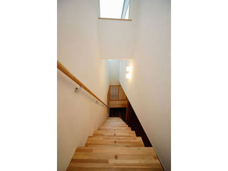 光の降る家, 株式会社Ｆｉｔ建築設計事務所 株式会社Ｆｉｔ建築設計事務所 Modern Corridor, Hallway and Staircase Wood White
