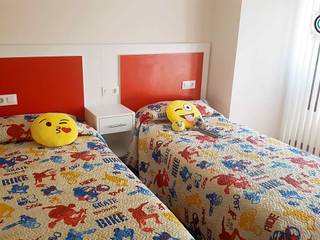 Dormitorio infantil, Almacén de Carpintería Gómez Almacén de Carpintería Gómez Phòng trẻ em phong cách hiện đại